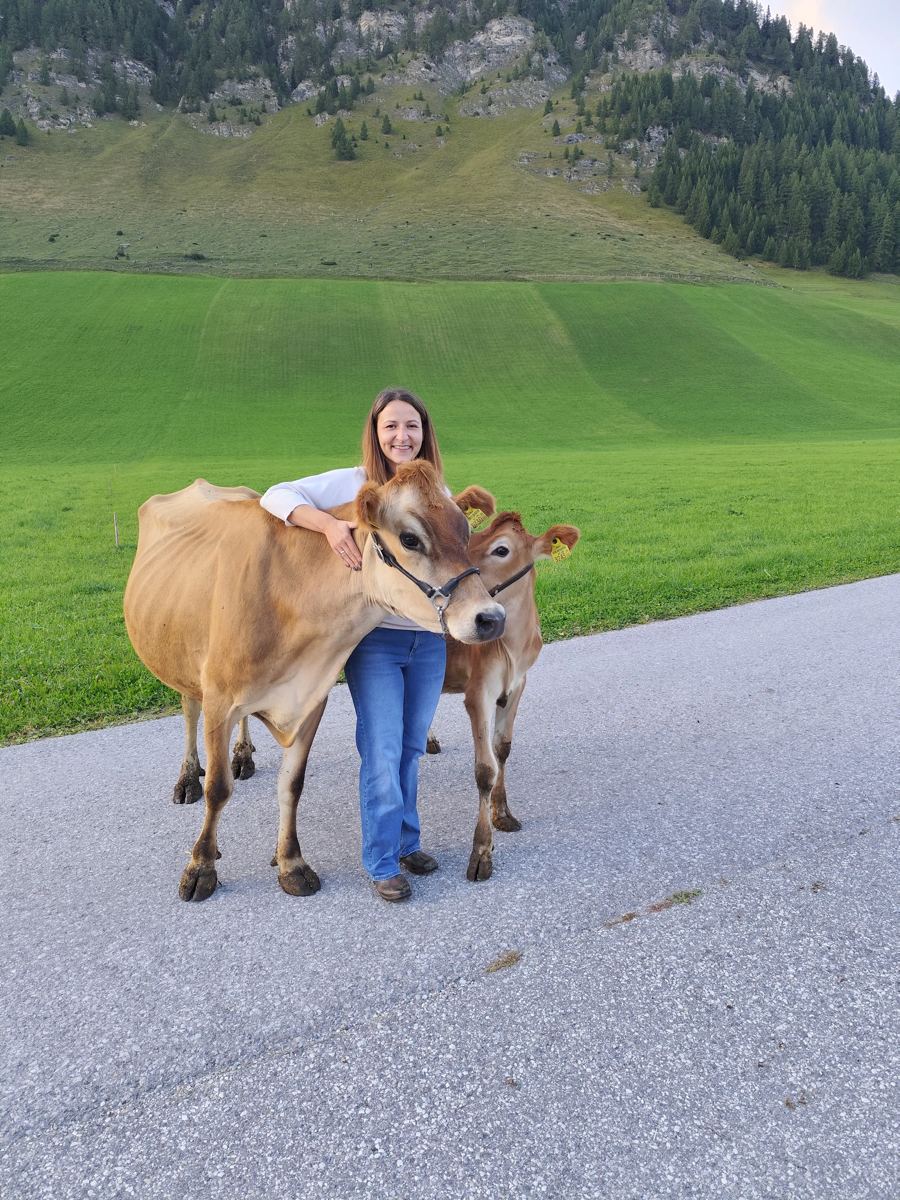 Jacqueline im Gespräch mit einer Landwirtin im Stall