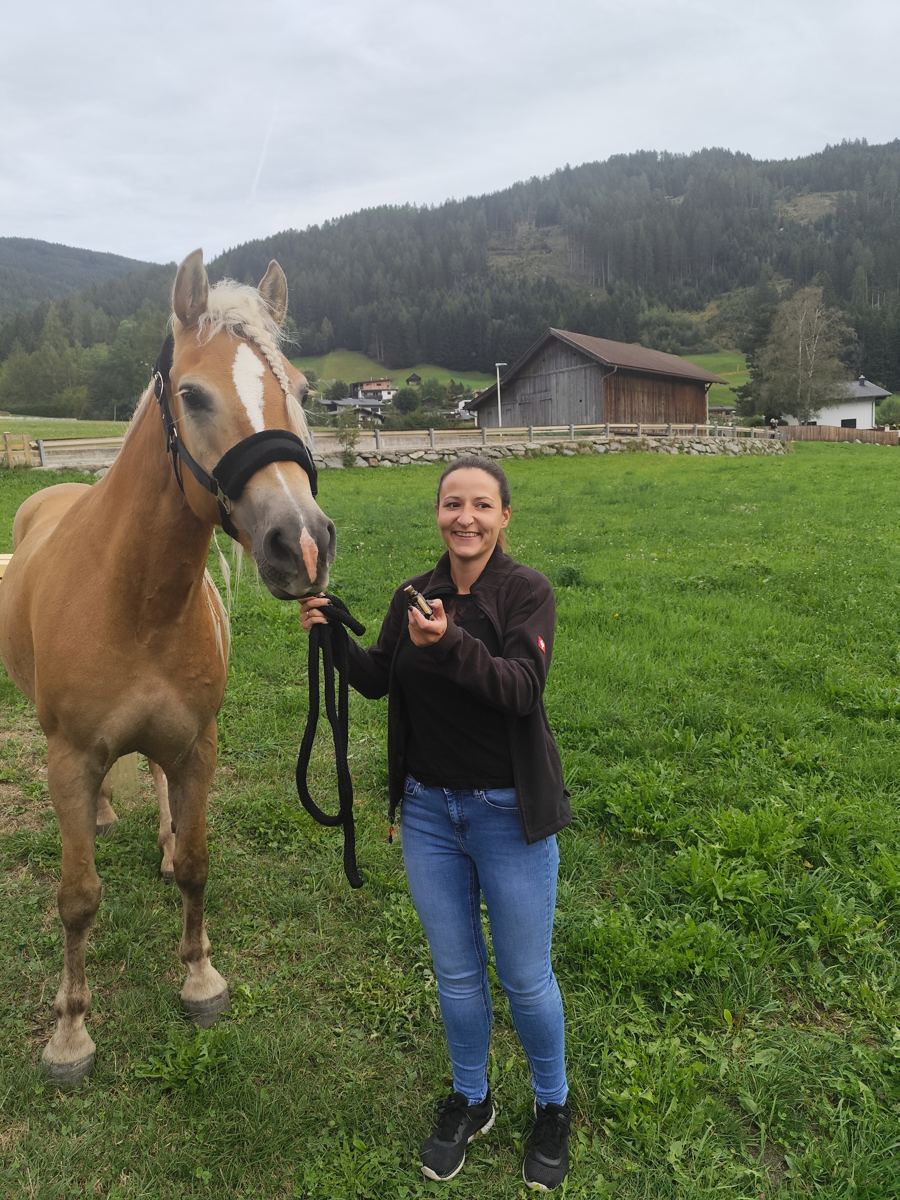 Jacqueline bei der Beratung im Pferdestall