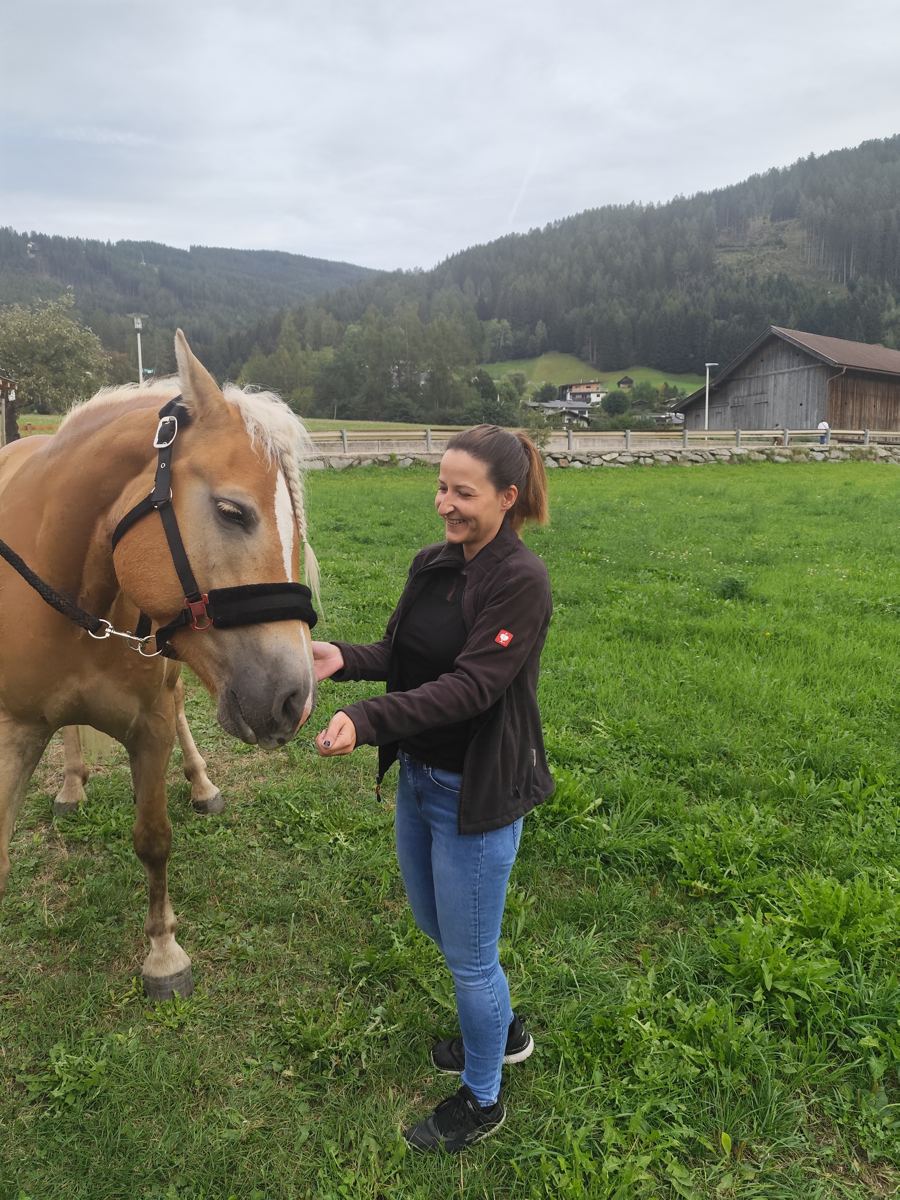 Jacqueline mit einem Pferd beim Vertrauensaufbau